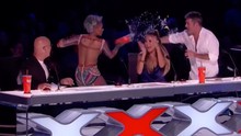 VIDEO: Mel B của Spice Girls hắt nước vào Simon Cowell vì đùa chuyện đêm tân hôn