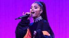 VIDEO: Ariana Grande diễn 'sung' ở Trung Quốc, không hề 'đau ốm' gì