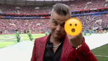 Robbie Williams 'trần tình' về vụ 'ngón tay thối' tại khai mạc World Cup