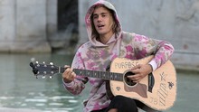 VIDEO: Justin Bieber... hát rong 'kiếm cơm' giữa đường phố London