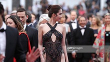 Ngọc Trinh vừa diện váy xuyên thấu, lại 'khoe thân' phản cảm trên thảm đỏ Cannes