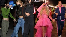Jennie và Rose Blackpink chơi tàu lượn tại tiệc cưới Paris Hilton
