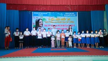 Á hậu Kim Duyên dùng tiền thưởng trao tặng học bổng cho trẻ em nghèo