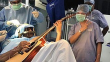 Không kém Quan Công: bệnh nhân Ấn Độ chơi guitar khi mổ não (VIDEO)