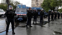 Cảnh sát Pháp bắn kẻ tấn công bằng búa trước nhà thờ Notre-Dame ở Paris
