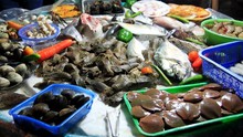 Thời tiết nắng nóng, rau xanh, thủy hải sản tăng giá mạnh
