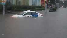 Thành phố Hồ Chí Minh nhiều nơi còn ngập nặng, cửa hàng sửa xe quá tải
