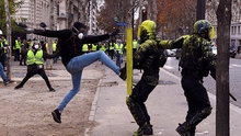 Bạo loạn 'Áo vàng' tại Pháp: Đụng độ nổ ra dọc Đại lộ Champs-Elysees và Khải Hoàn Môn