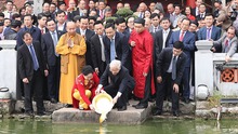 Tổng Bí thư, Chủ tịch nước Nguyễn Phú Trọng thực hiện nghi thức thả cá chép tiễn ông Táo