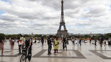 Một đoạn cầu thang Tháp Eiffel được bán đấu giá gần 300.000 euro