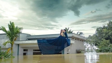 Bộ ảnh cưới chụp trên nóc nhà và những đám cưới 'em gái mưa' trong đợt lũ lịch sử