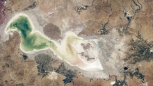 Hồ nước lớn nhất Trung Đông kêu cứu