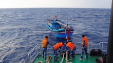 Đưa vào bờ an toàn 23 ngư dân bị lật bè, trôi trên biển