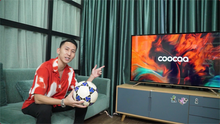 Cổ vũ tuyển Việt Nam trước thềm AFF Suzuki Cup 2020 cùng tiền vệ Nghiêm Xuân Tú và coocaa super TV