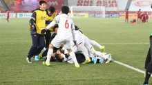 HLV Park Hang Seo cảm ơn Đức Huy và Hồng Duy sau khi thắng Qatar, lọt vào Chung kết