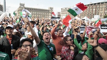 Người Mexico mở hội, kéo tới Đại sứ quán Hàn Quốc ăn mừng