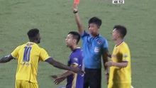 Cầu thủ SLNA nhận thẻ đỏ quá nặng trước Hà Nội?