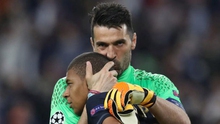 Sau màn đổi áo, Buffon hôn Mbappe dù bị chấm dứt kỷ lục sạch lưới