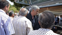 Mourinho nghẹn ngào trong ngày đưa tang cha