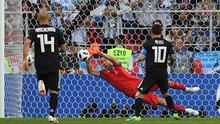 Ronaldo gọi bằng hat-trick, Messi đáp trả bằng... đá hỏng penalty, Argentina trả giá