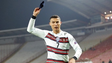 Serbia 2-2 Bồ Đào Nha: Ronaldo nổi giận ném băng đội trưởng vì mất bàn thắng hợp lệ