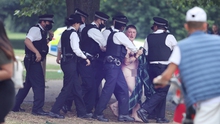 CĐV Scotland khỏa thân làm náo loạn công viên tại Anh