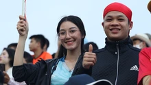 Á hậu Lào cổ vũ cuồng nhiệt cho đội U23 trên sân Thiên Trường