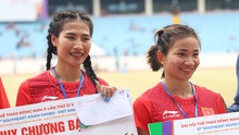 Nguyễn Thị Oanh được thưởng nóng sau tấm HCV 1500m