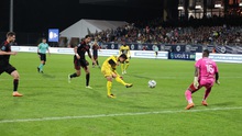 Quang Hải nhận 'mưa' chúc mừng sau bàn thắng lịch sử vào lưới Rodez