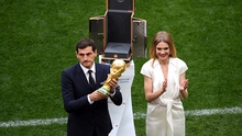 Phát sốt với 'bóng hồng' xinh đẹp bên cạnh Iker Casillas ở lễ khai mạc World Cup