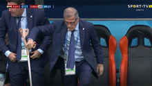 Uruguay 1-0 Ai Cập: Hình ảnh HLV Oscar Tabarez chống gậy ăn mừng gây xúc động