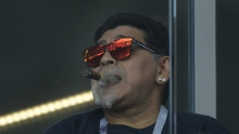 Maradona phân biệt chủng tộc, hút xì gà trên khán đài bất chấp lệnh cấm