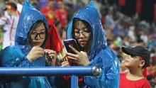 VIDEO: Hàng nghìn CĐV đến sân Phú Thọ, đội mưa cổ vũ U23 Việt Nam