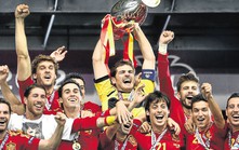 Ngược dòng ký ức, EURO 2012: Tây Ban Nha vẫn thống trị, Hà Lan gây thất vọng