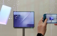 Điện thoại gập ba của Samsung lộ diện tại APEC 2025