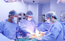 Ghép thận cùng huyết thống: Người mẹ tặng sự sống cho con