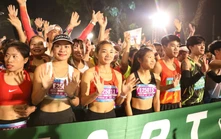 Ngôi sao điền kinh Nguyễn Thị Oanh tham gia giải chạy ngay rạng sáng ngày đầu tiên của năm 2026