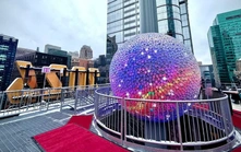 Quả cầu 5.200 mảnh pha lê bừng sáng đón Năm mới 2026 tại New York (Mỹ)