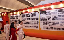 Trưng bày ảnh “Dưới cờ Đảng - Đất nước tiến vào Kỷ nguyên mới” thu hút sự quan tâm của các đại biểu dự Đại hội XIV