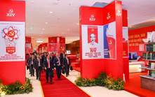 Đại biểu tham quan Trưng bày sách, báo chào mừng Đại hội XIV của Đảng