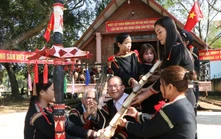 Đại hội XIV của Đảng: Đồng bào Tây Nguyên quây quần theo dõi Phiên khai mạc Đại hội