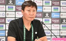 HLV Kim Sang Sik khen cầu thủ thi đấu kiên cường, 'thông cảm' cho thẻ đỏ của Đình Bắc