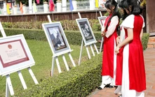 Triển lãm ảnh "Xuân về dưới mái trường Dục Thanh" thu hút người xem