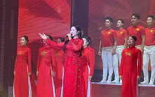 Ca sĩ Duyên Quỳnh - Công dân trẻ tiêu biểu TP.HCM năm 2025