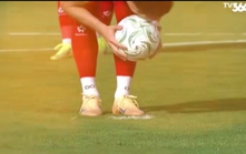 Nguyễn Đình Bắc: Cứ... hôn bóng là có bàn