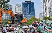 Gần 300 tấn quần áo cũ bị đổ bỏ ở Hà Nội đang được đưa đi xử lý tại Nam Sơn