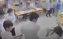 Bắt khẩn cấp nam sinh hành hung giáo viên tại lớp học