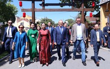 Thủ tướng Ba Lan Donald Tusk thăm phố cổ Hội An