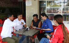 "Đi từng ngõ, gõ từng nhà" hướng dẫn người dân kỹ năng số
