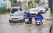 Mưa lớn, nhiều tuyến đường trung tâm TP. Hồ Chí Minh ngập sâu